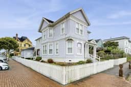 Lilac Victorian Upstairs-Water-View Retreat - Image 5